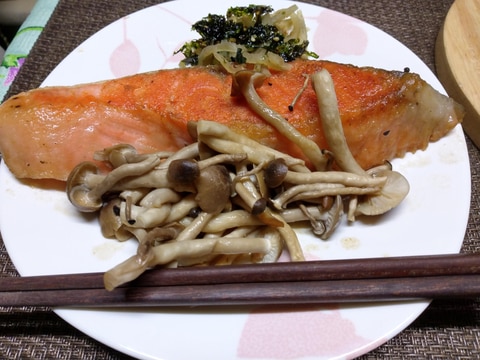鮭としめじのバターソテー